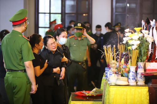 Mẹ ơi, xin hãy lau nước mắt để tiễn con đi!