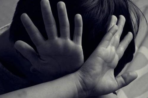 Bé gái bị lột quần áo, trói hai tay treo lơ lửng trên trần nhà