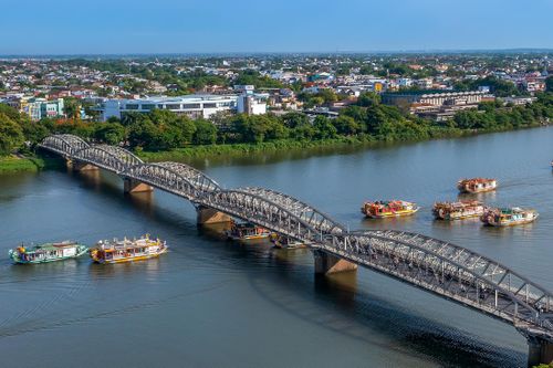 Hàng trăm người rước Thánh Mẫu bằng thuyền trên sông Hương