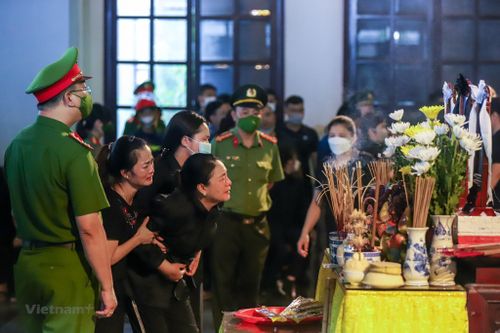 Người thân, đồng đội nghẹn ngào tiễn đưa 3 chiến sỹ PCCC