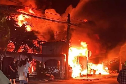 Bình Dương: Hỏa hoạn thiêu rụi ki-ốt giày dép, quần áo sát nhà để xe