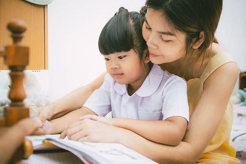 Cho 2 con học tiếng Anh từ nhỏ, bà mẹ ở Bình Thuận rút ra 6 sai lầm khi đồng hành cùng con