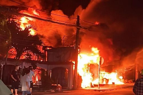 'Bà hỏa' thiêu rụi dãy ki-ốt chợ đêm ở Bình Dương