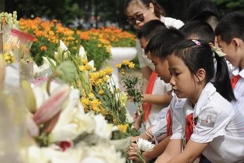 Người dân Thủ đô thành kính đặt hoa dưới chân Tượng đài tiễn đưa các anh về với đất Mẹ