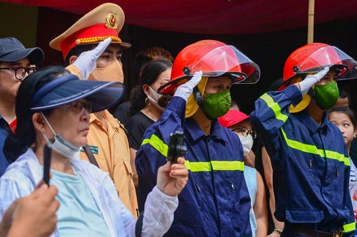 Người thân, đồng đội nghẹn ngào tiễn đưa 3 liệt sĩ phòng cháy chữa cháy