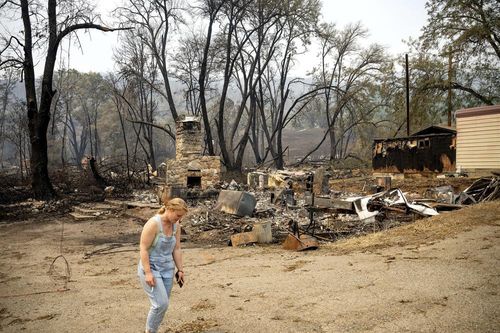 Ngọn lửa cuốn theo gió để lại ngôi làng ở Bắc California trong đống tro tàn