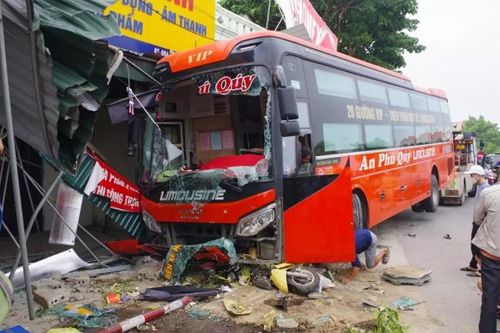 Tránh xe máy, xe khách mất lái tông 4 người thương vong