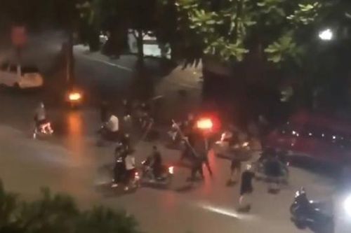 Mâu thuẫn trên Facebook, nhóm 80 thanh thiếu niên mang hung khí 'hỗn chiến'