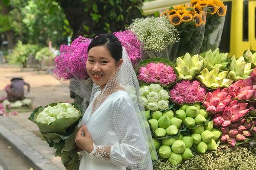 Phố Hà Nội rực rỡ và mới lạ với sắc sen Quan Âm