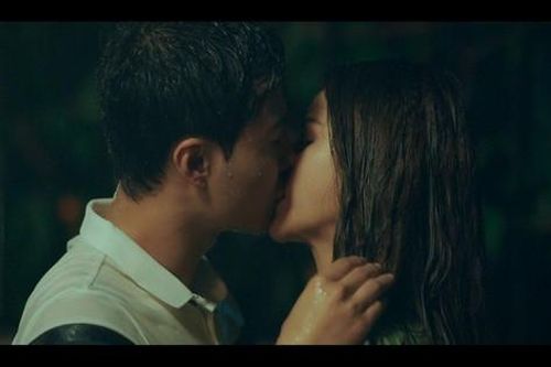 Thanh Sơn- Lương Thu Trang khóa môi ngọt ngào dưới cơn mưa