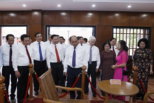 Hình ảnh Chủ tịch nước dâng hương tưởng nhớ ông Võ Chí Công