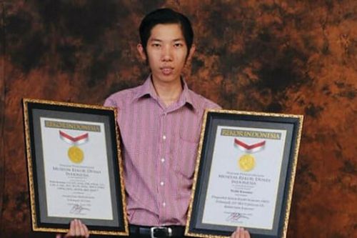 39 tuổi có 32 bằng đại học