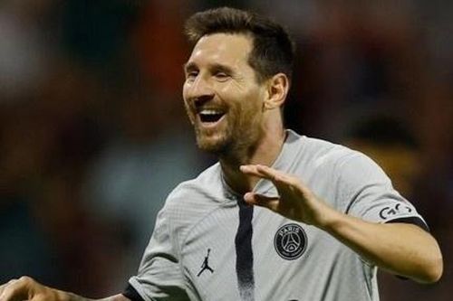 CĐV đối thủ đứng dậy vỗ tay khi Messi lập siêu phẩm