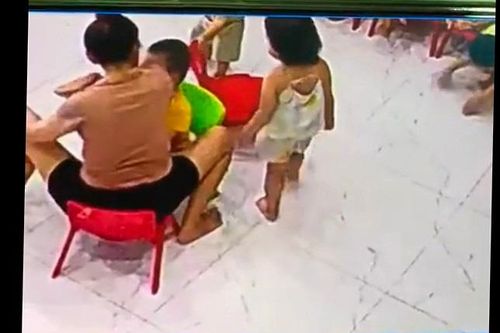 Xác minh vụ giáo viên dùng cùi chỏ hất vào mặt trẻ mầm non ở Quảng Nam