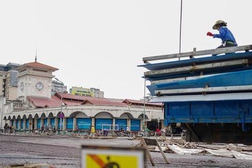 Rào chắn tháo dỡ, mặt tiền chợ Bến Thành hiện ra một nửa