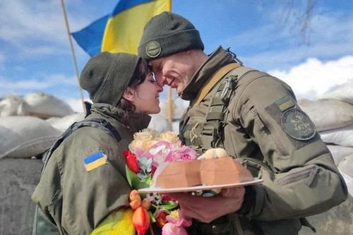 Số lượng đám cưới tại Ukraine tăng vọt, tranh cãi quanh vụ nhà máy điện hạt nhân
