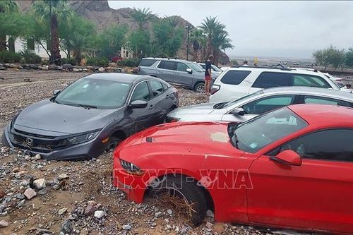 Mỹ sơ tán người bị mắc kẹt do lũ quét ở Công viên quốc gia Death Valley