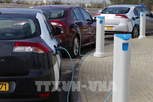 Nhu cầu ô tô điện giảm khi giá xăng đi xuống