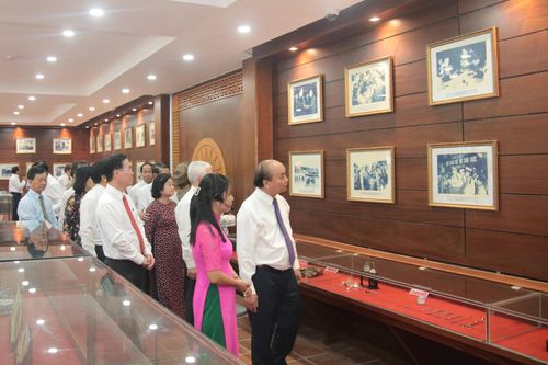 Chủ tịch nước Nguyễn Xuân Phúc dâng hương Khu lưu niệm nhà cách mạng Võ Chí Công