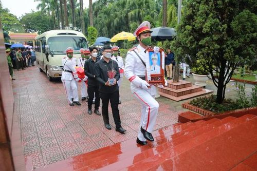 Hình ảnh xúc động tiễn biệt liệt sĩ Đỗ Đức Việt về nơi an nghỉ cuối cùng