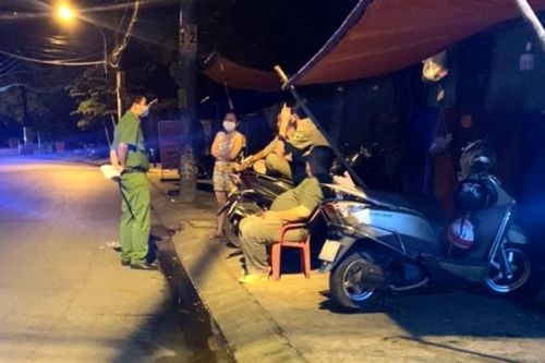 Về quê quay lại phòng trọ, hoảng hốt khi thấy chồng tự tử