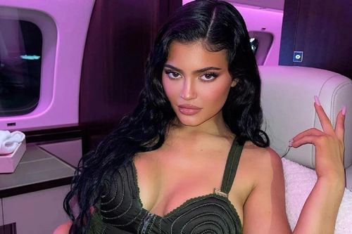 Thấy gì từ chuyến bay của Kylie Jenner