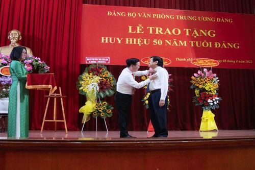 Nguyên Chủ tịch nước Trương Tấn Sang nhận huy hiệu 50 năm tuổi Đảng