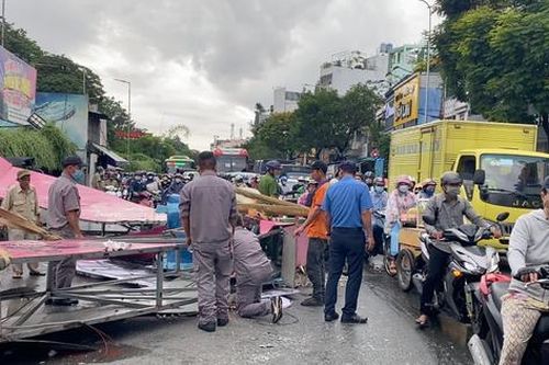 Cổng chào Công viên Đầm Sen đổ sập xuống đường đông người qua lại