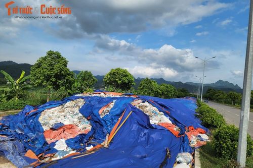 Hòa Bình: Bãi rác khổng lồ 'nhấn chìm' đường Trương Hán Siêu