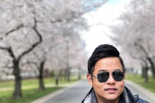 Mẹ ca sĩ Quang Lê đông fan không kém con trai