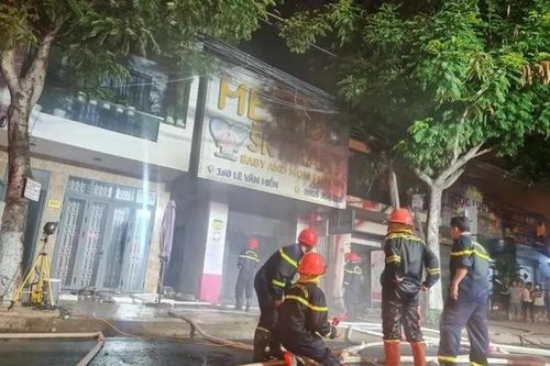 Siêu thị ở Đà Nẵng bốc cháy sau tiếng nổ lớn, nhiều người bỏ chạy tán loạn