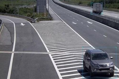 Phạt tài xế lùi ôtô trên cao tốc Đà Nẵng - Quảng Ngãi