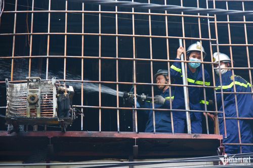 Cháy quán tạp hóa cạnh Bệnh viện Nhi Trung ương, người dân hoảng hốt bỏ chạy