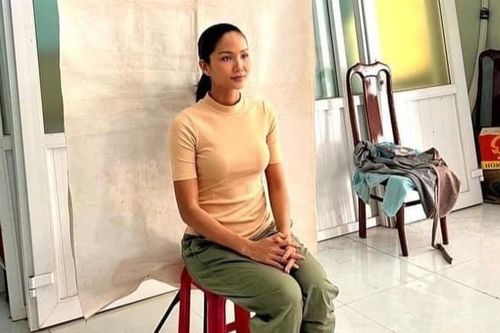H'Hen Niê bị chụp lén khi đi làm CCCD, nhan sắc qua 'cam thường' thế nào mà khiến fan xuýt xoa?