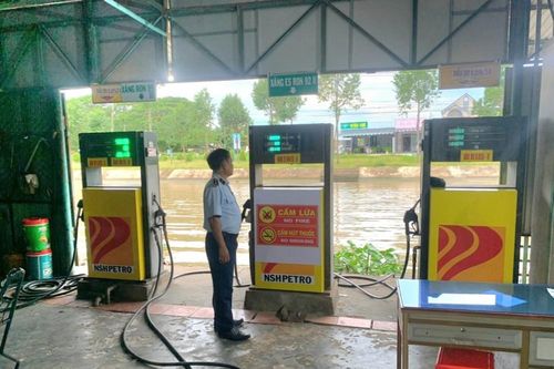 Quản lý thị trường Kiên Giang xử phạt 2 cây xăng chưa điều chỉnh giá theo quy định