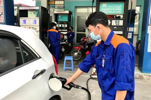 Chính phủ đồng ý giảm 10% thuế nhập khẩu xăng