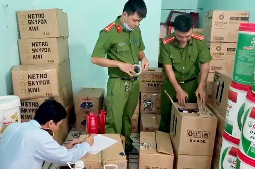 Phát hiện 23.000 lít và 2,6 tấn dầu nhớt nghi giả các thương hiệu nổi tiếng