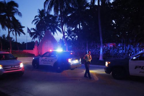 FBI khám xét dinh thự cựu Tổng thống Mỹ Donal Trump