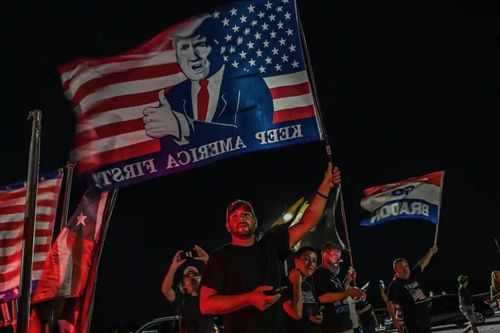 Người ủng hộ kéo đến mở nhạc, vẫy cờ trước tư dinh của ông Trump