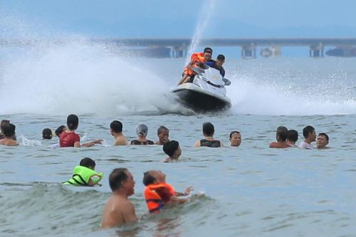 Môtô nước đe dọa khách tắm biển ở Cửa Lò