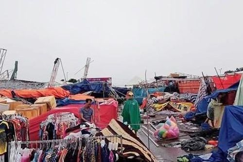 Giông lốc thổi sập nhiều gian hàng hội chợ thương mại ở Phú Quốc