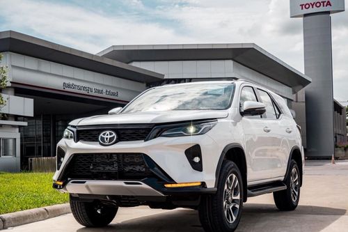 Cận cảnh Toyota Fortuner Leader tại Thái Lan, giá từ 905 triệu đồng