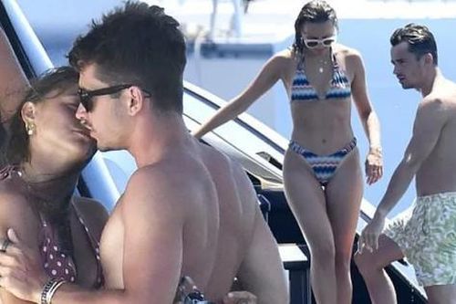 Tay đua F1 Charles Leclerc 'tình bể bình' cùng bạn gái trên du thuyền