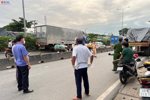 Kiểm sát hiện trường xe máy tông đuôi xe đầu kéo, một người tử vong