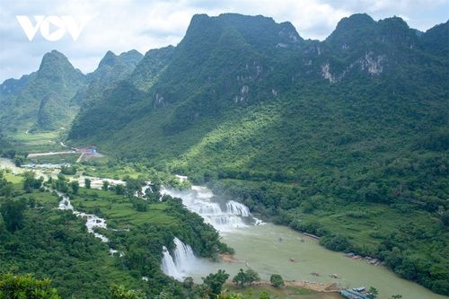 Chiêm ngưỡng vẻ đẹp bốn mùa của thác Bản Giốc