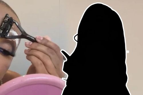 Vừa cạo đầu ít hôm, nữ ca sĩ lại gây sốc khi cạo sạch lông mày ngay trên sóng livestream