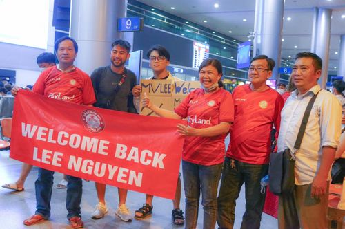 Lee Nguyễn được chào đón ở sân bay Tân Sơn Nhất