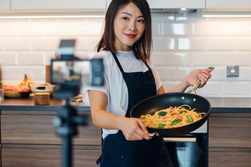 Chủ quán kể chuyện TikToker trễ hẹn, bùng kèo khi làm việc cùng