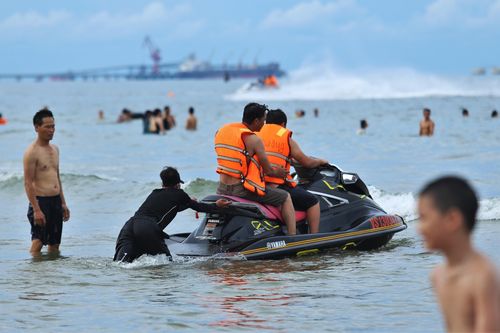 Bị phạt, môtô nước vẫn bát nháo ở biển Cửa Lò