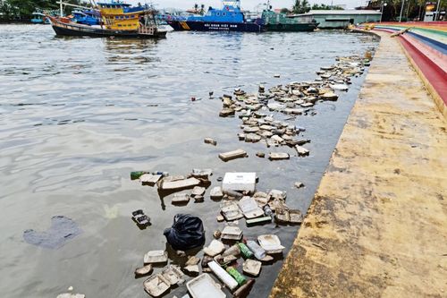Rác tấn công các bãi biển ở Phú Quốc